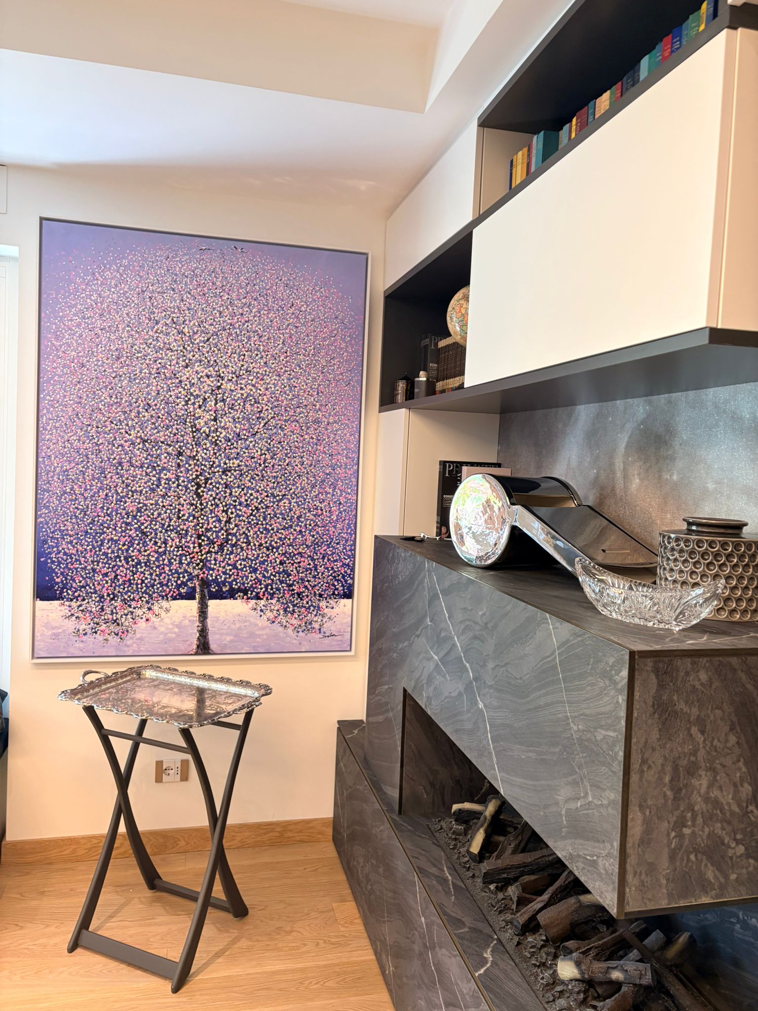 Je Shen in zona living moderna con camino - cliente Galleria Orler